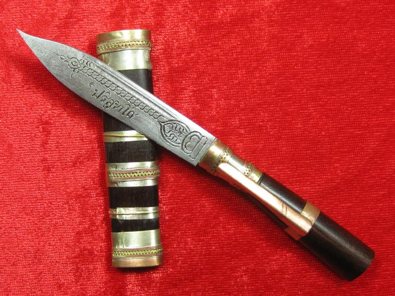 (9) มีดหมอหลวงพ่อคูณ วัดบ้านไร่ ปี 36 (ด้ามไม้ฝักไม้) ออกที่วัดประโดก อ.เมืองนครราชสีมา ปี 2536