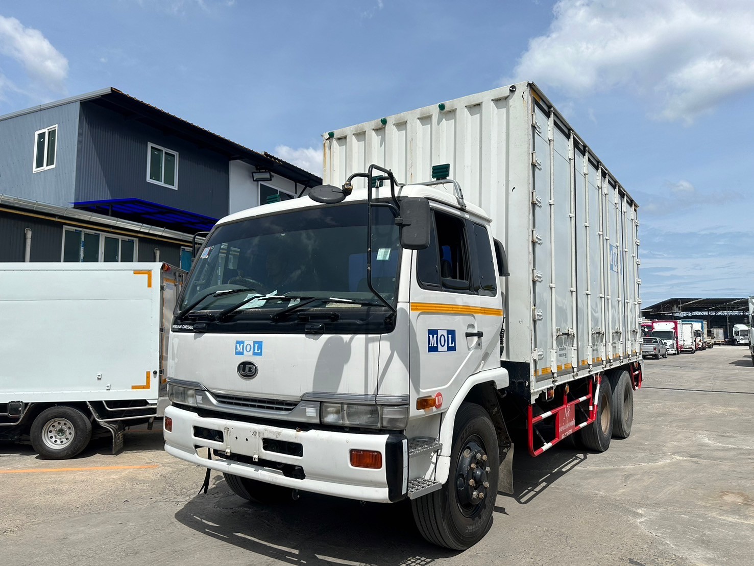 10ล้อตู้ทึบ10บาน6.2ม.NISSANนิสสันยูดี 254 แรงม้าปี48ตามสภาพ350,000บ4091มี3คัน(A)