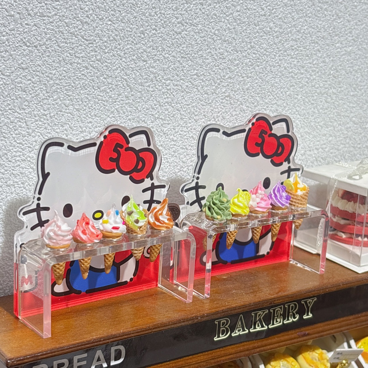ที่วางโคนไอติมจิ๋วคิตตี้สีแดงอุปกรณ์ตกแต่งบ้านตุ๊กตาจิ๋ว บ้านเค้ก บ้านขนม อุปกรณ์ตกแต่งบ้าน วัสดุอะครีลิค ชั้นวางไอศกรีมโคนเล็ก