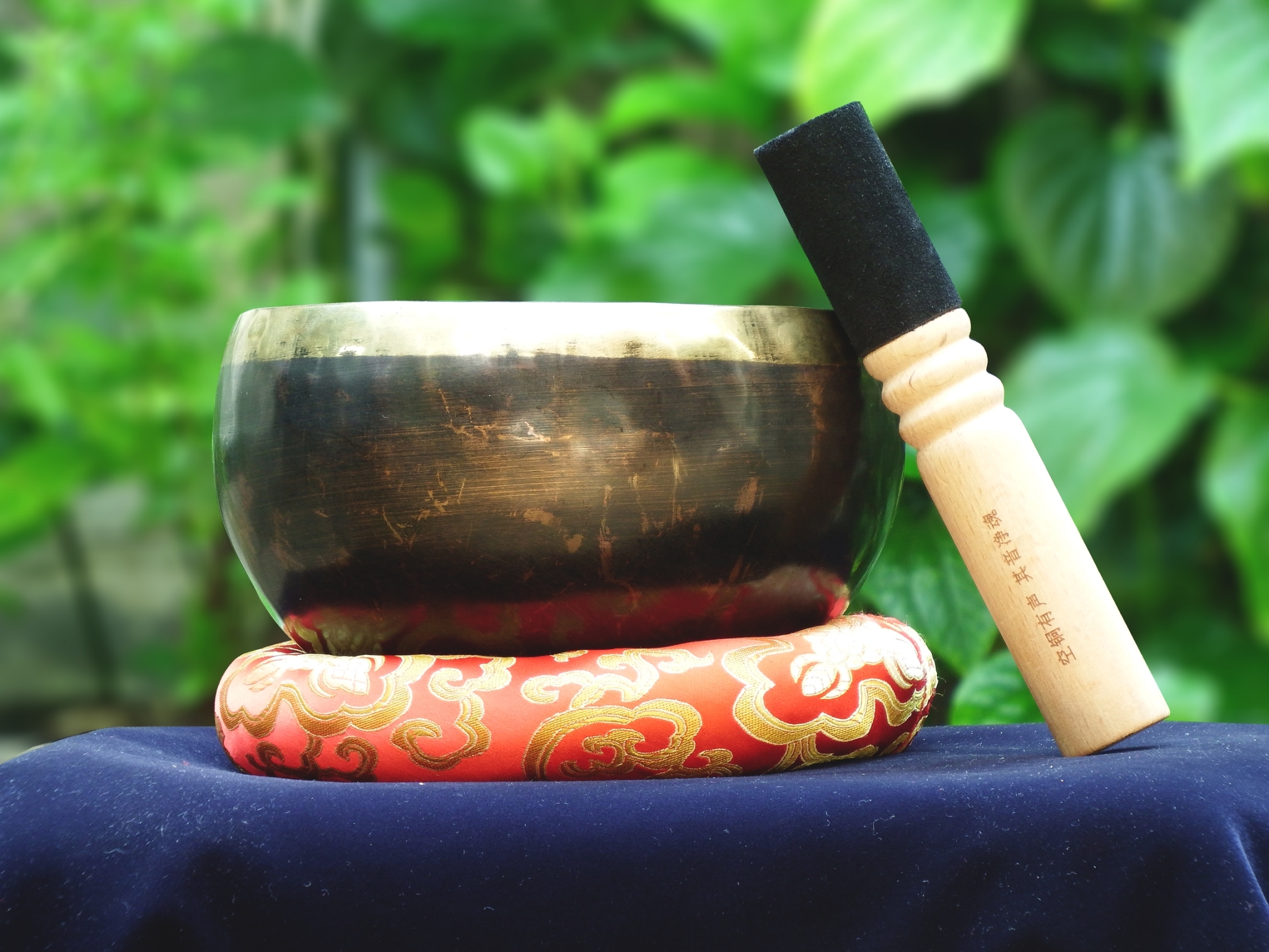 Tibetan Singing Bowl ขันทิเบต(ทองเหลืองรมดำ) งานทำมือโดยช่างฝีมือชาวเนปาล (17 cm.)