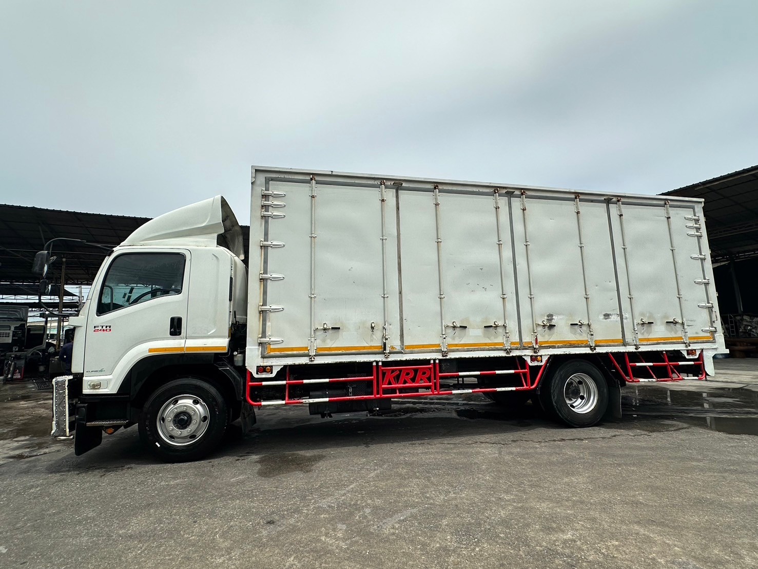 6ล้อตู้ทึบ7.65ม.8น๊อต ISUZU FTR 240 ปี2560 ย.7.6ก.2.35ส2.5ม.930,000บ.ปรับลง890,000บ.3921