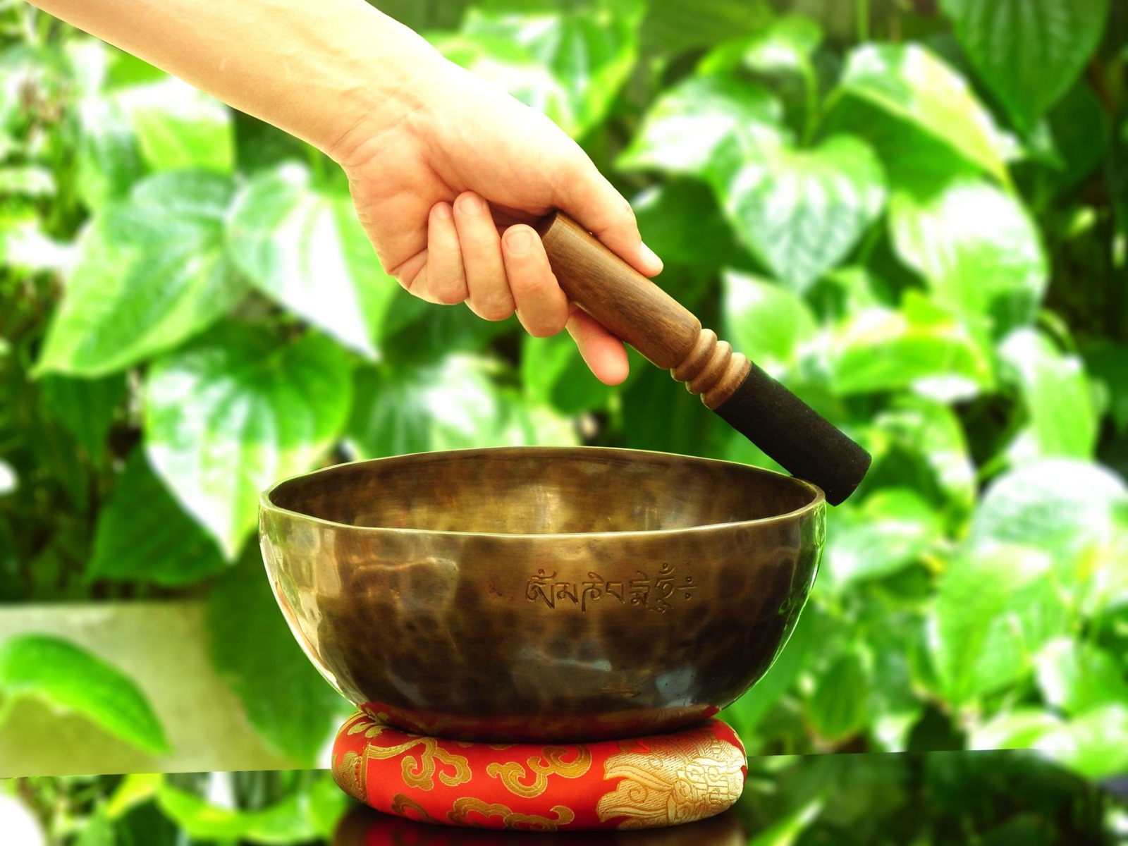 Tibetan Singing Bowl ขันทิเบต(ทองเหลือง) งานทำมือโดยช่างฝีมือชาวเนปาล (24 cm.)