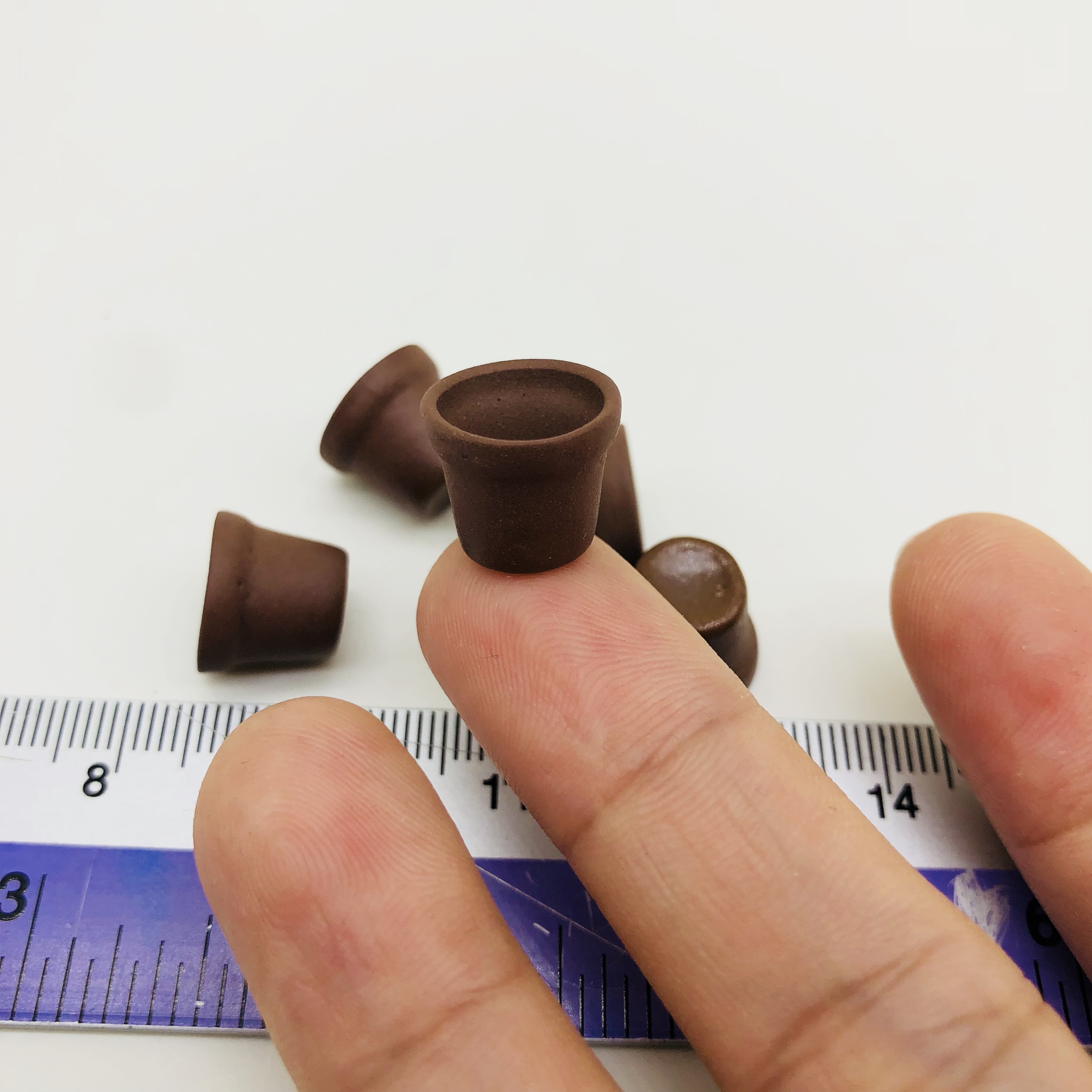 Miniature pots (Chocolate Color) 100 pieces size 1.3x1.1 cm