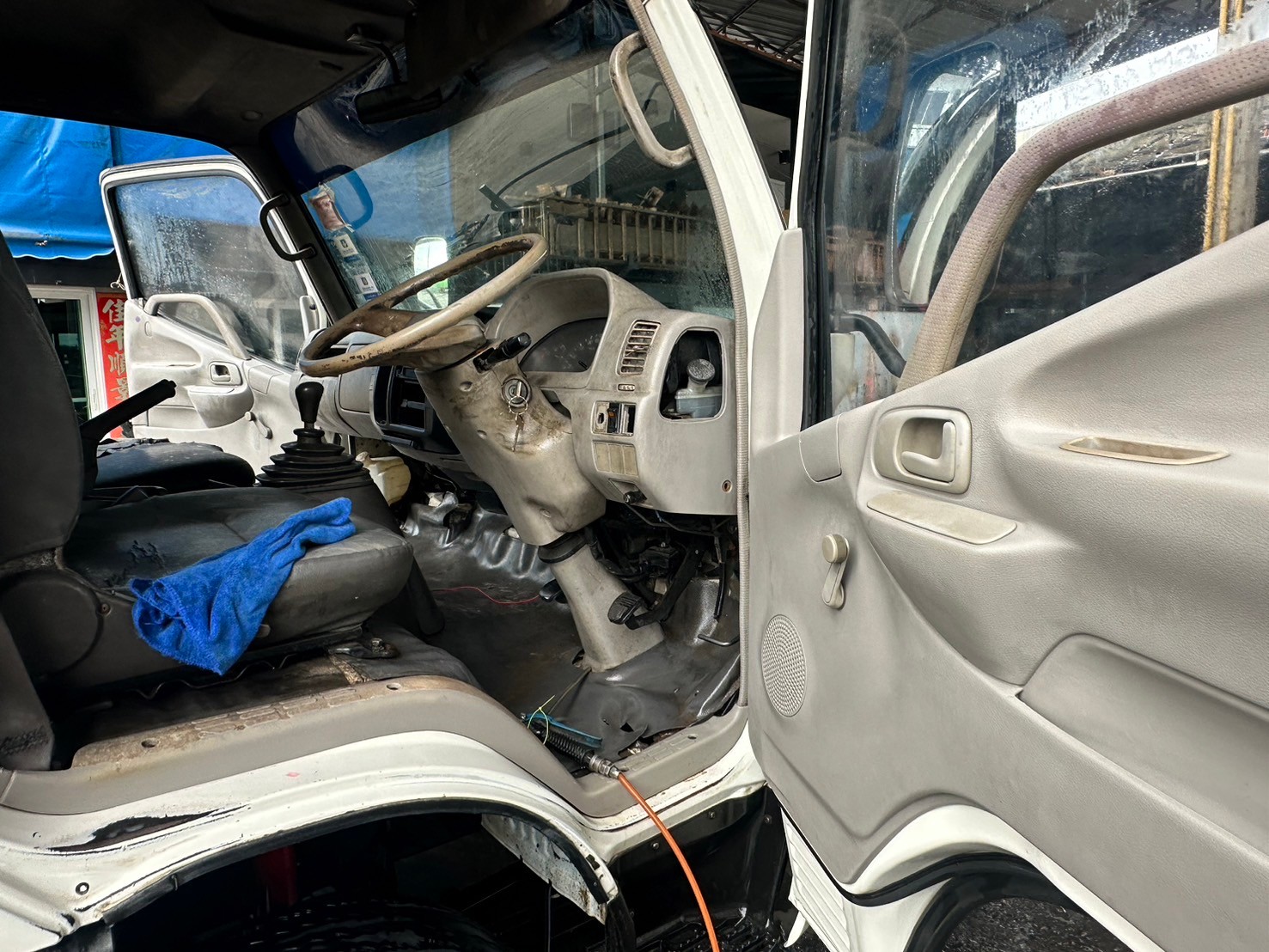 6ล้อตู้ทึบ4.9ม.4บานHINO DUTRO 121แรง ปี2547 โบอินเตร์ ยาว4.9ม สด 195,000 บ.9617