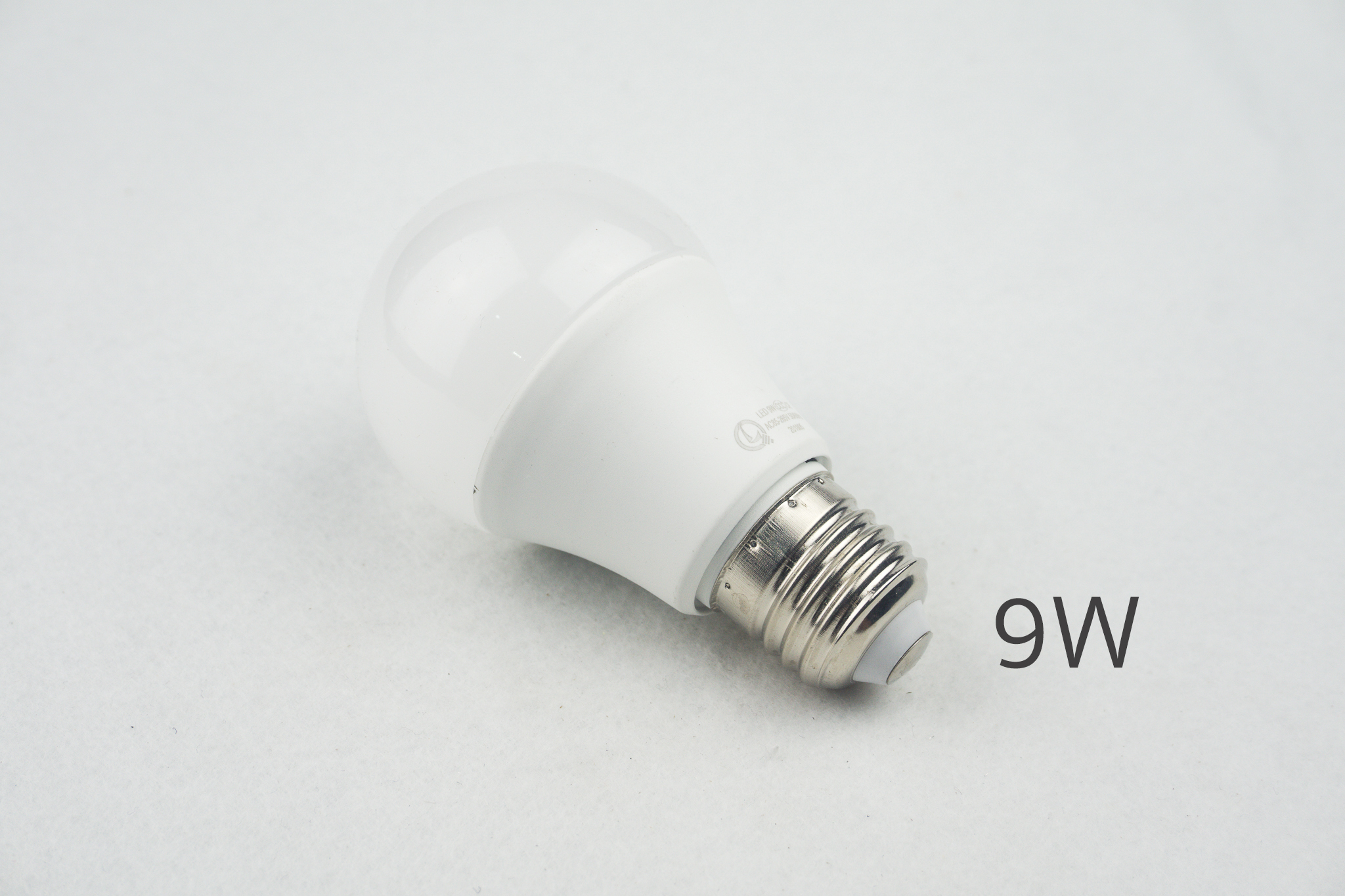 หลอดไฟ LED ทรงกลม แสงสีขาว ขั้วเกลียวมาตรฐาน E27 ขายปลีกส่ง ราคาถูก