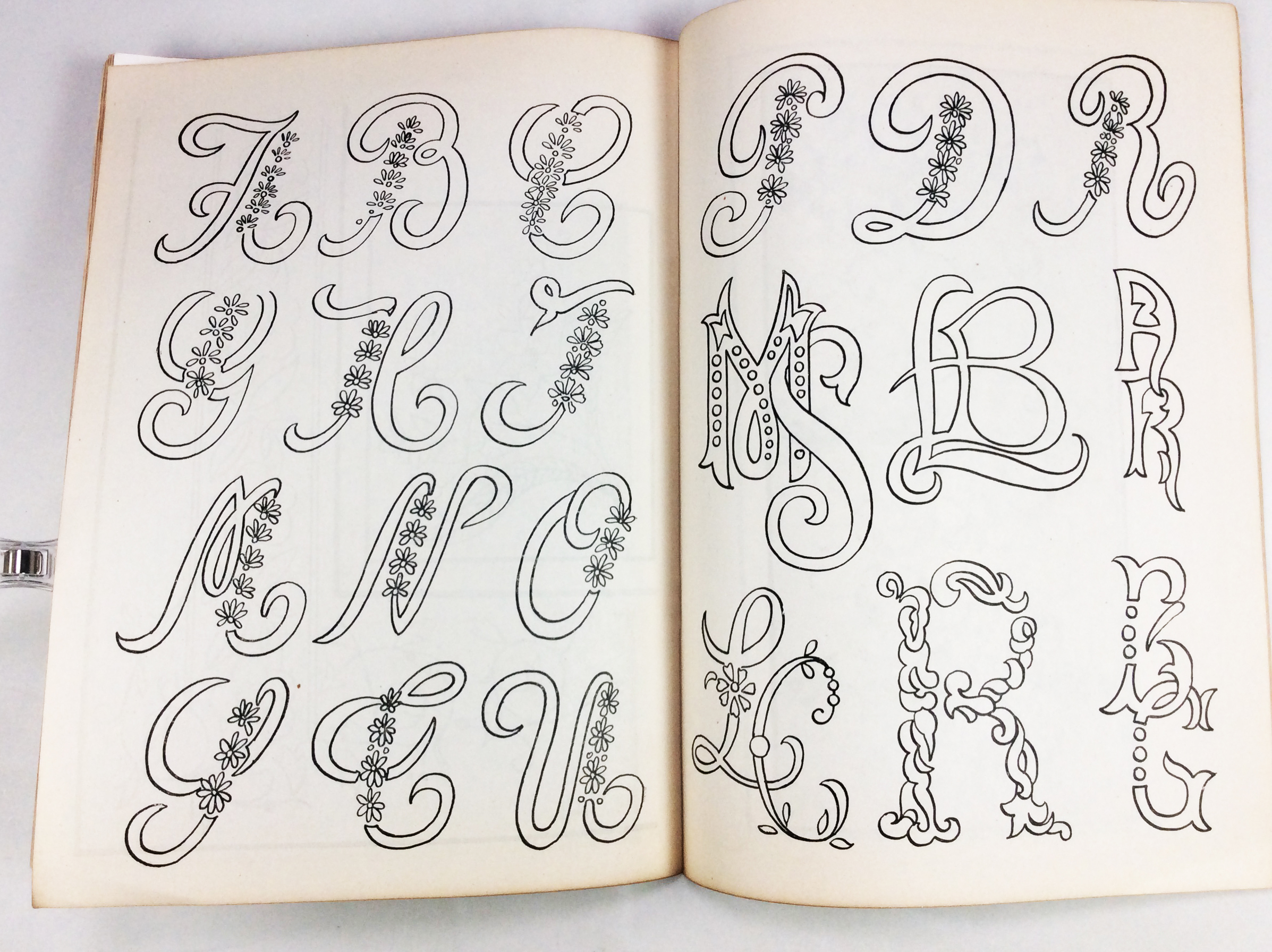 ลายปัก งานประดิษฐ์ งานปักผ้า หนังสือหายาก หนังสือสะสม หนังสือ [คุ้มอักษรไทย]