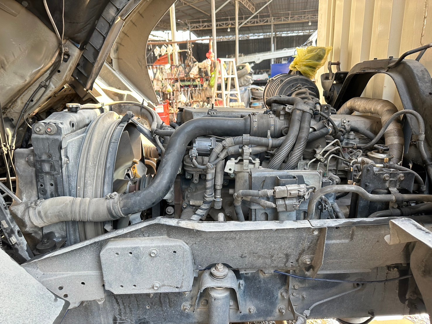 6ล้อตูัทึบ7.5m ISUZU FTR 240 ปี56 ยาว7.5m 750,000(สด)