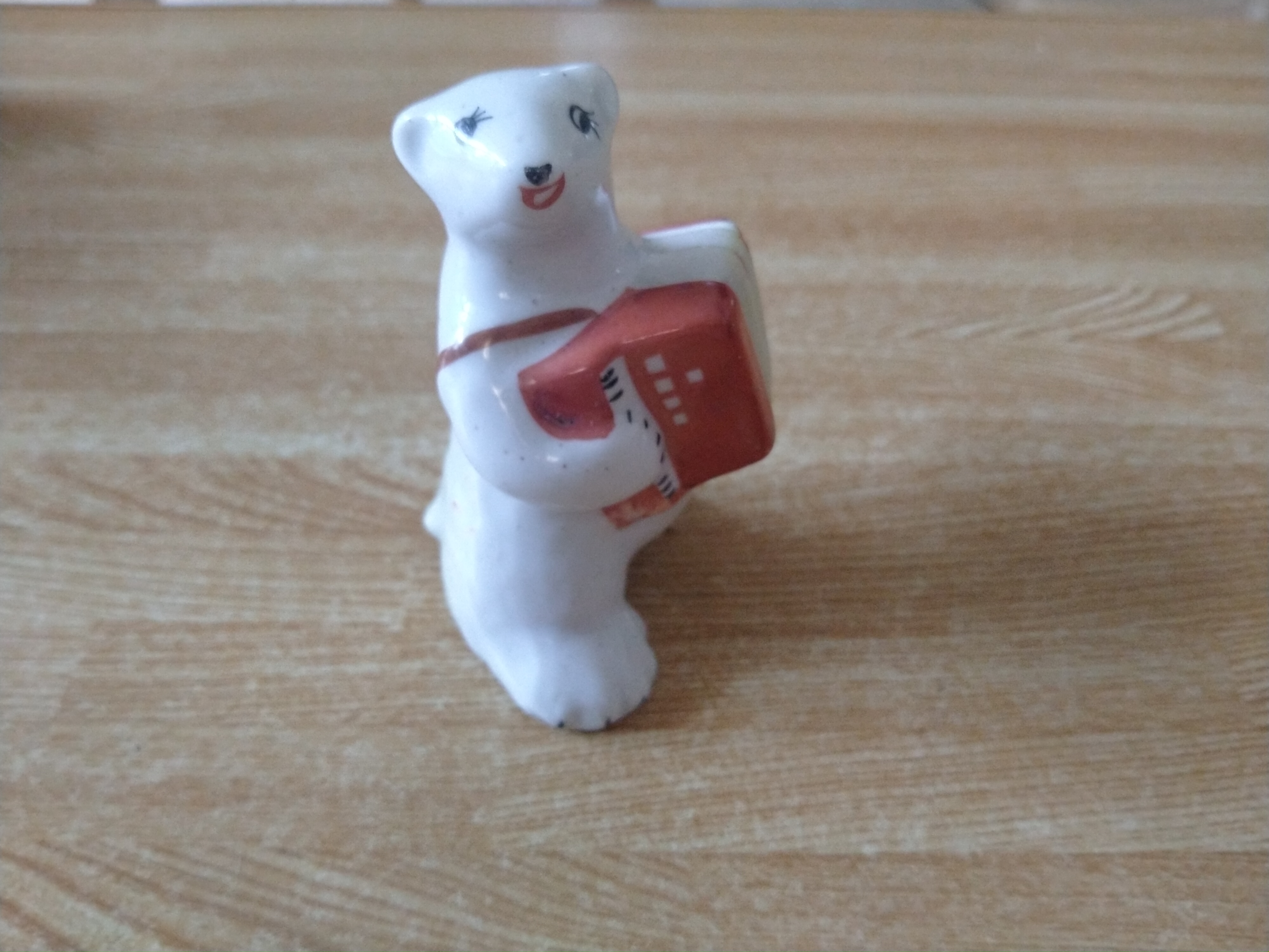 ตุ๊กตาหมีเล่นหีบเพลง