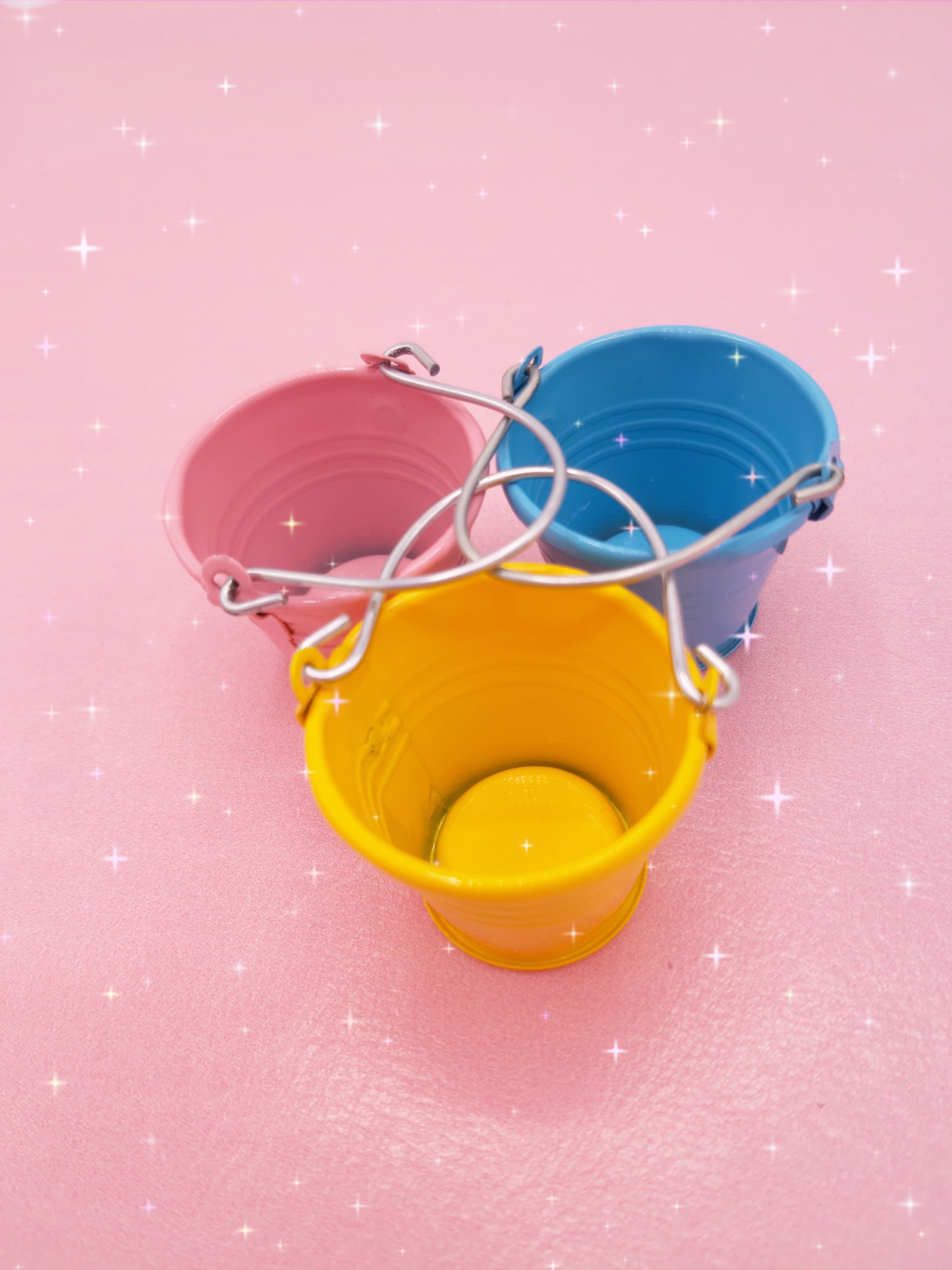 ถังน้ำจิ๋วสีฟ้าสวยสำหรับตกแต่งร้านขายก๋วยเตี๋ยวจำลองเหมาะสำหรับนักสะสมของจิ๋วและผู้ที่รักการตกแต่งบ้านตุ๊กตา