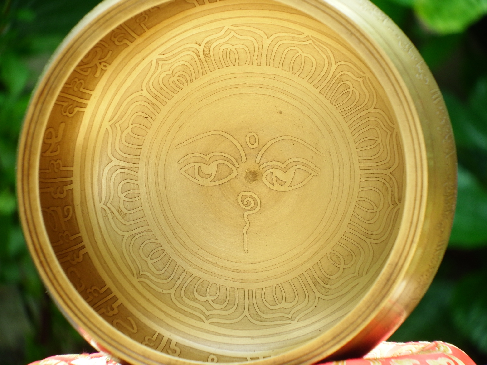 Tibetan Singing Bowl ขันทิเบต(ทองเหลืองรมดำ) งานทำมือโดยช่างฝีมือชาวเนปาล (17 cm.)