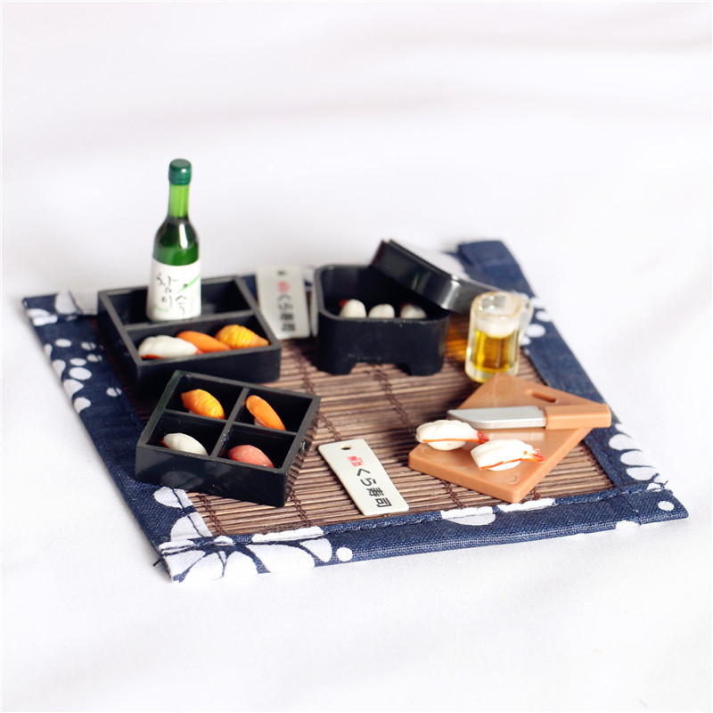 เสื่อญี่ปุ่นจิ๋วสำหรับรองอาหารจานจิ๋วพวกซูชิอาหารเล่นอุปกรณ์เสริม BJD Bento แผ่นจานซูชิอะไหล่มินิสไตล์ญี่ปุ่นกลางวันกล่องอาหารกลางวันพลาสติกอุปกรณ์ซูชิเครื่องใช้