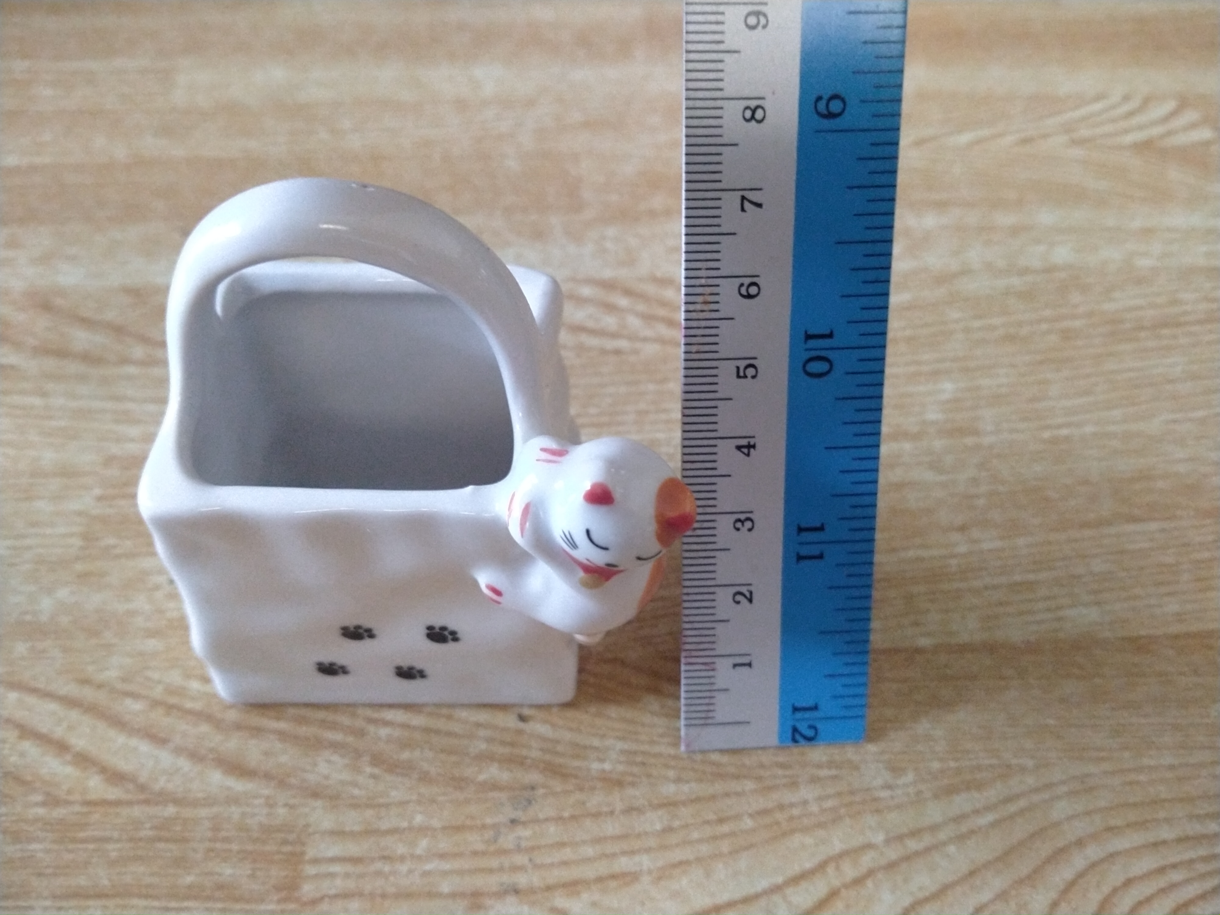 ตุ๊กตาแมวเกาะตะกร้า