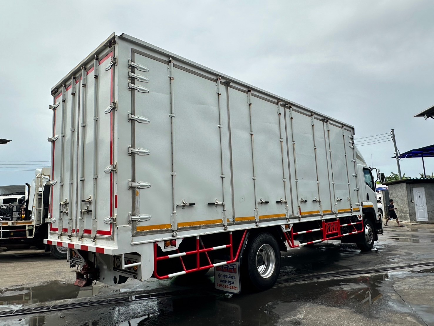 6ล้อตู้ทึบ7.65ม.8น๊อต ISUZU FTR 240 ปี2560 ย.7.6ก.2.35ส2.5ม.930,000บ.ปรับลง890,000บ.3921