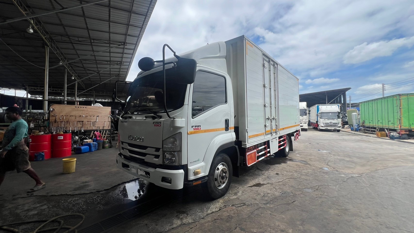 6ล้อตู้ทึบ3บาน ย.5.5ม.ISUZU FORWARD FRR190แรงปี57ก.2.25/ย.5.5/ส.2.4ม.ถอดลิฟท์ท้าย620,000Pro590,000บ.มีลิฟท์เพิ่ม60,000บ.vdo