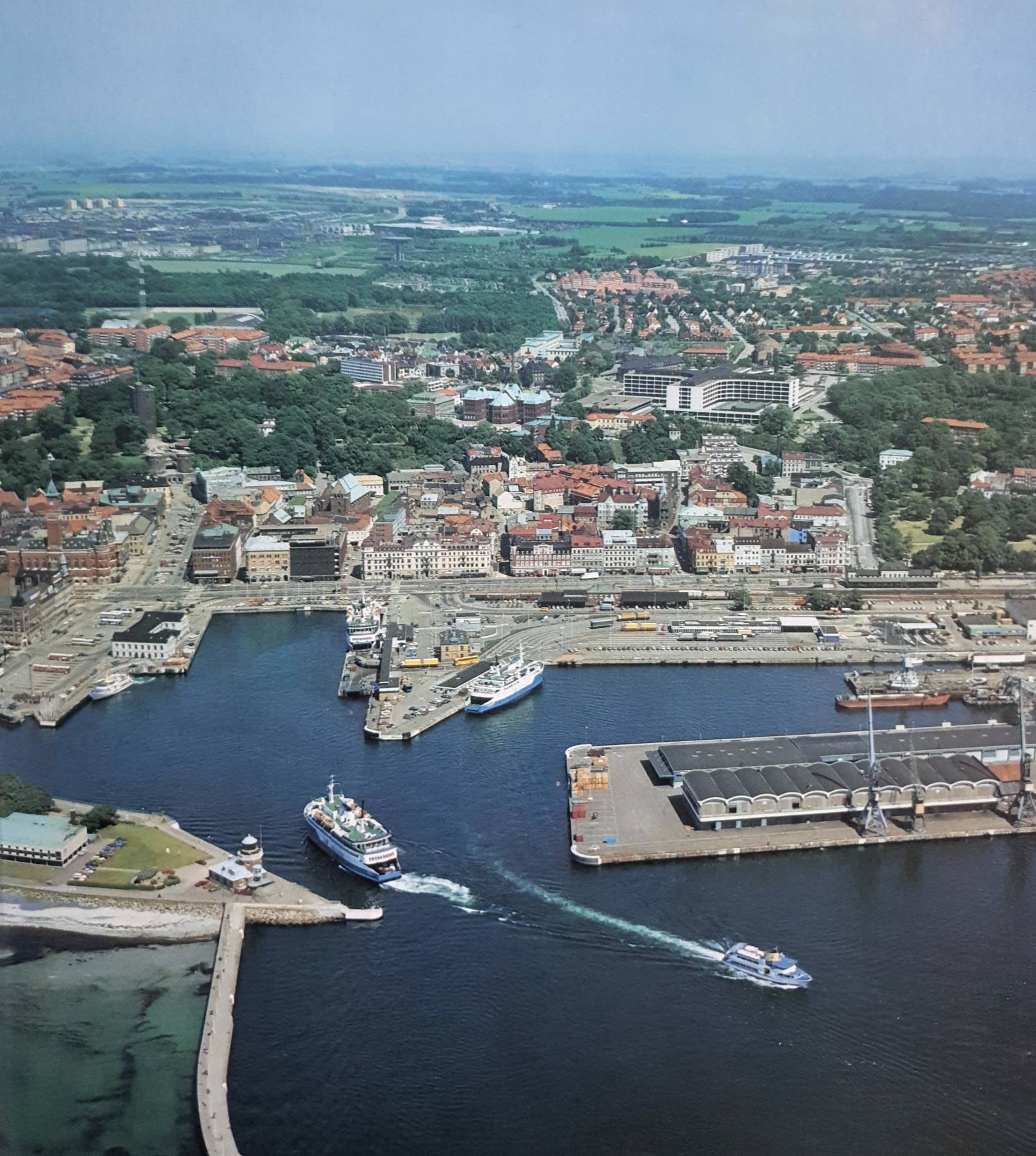 Sverige Hardcover, 1984 by Esselte Kartor (Author)