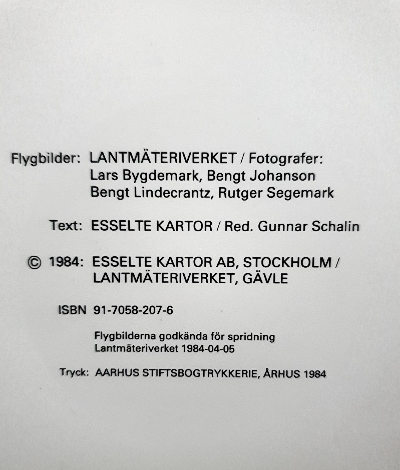 Sverige Hardcover, 1984 by Esselte Kartor (Author)