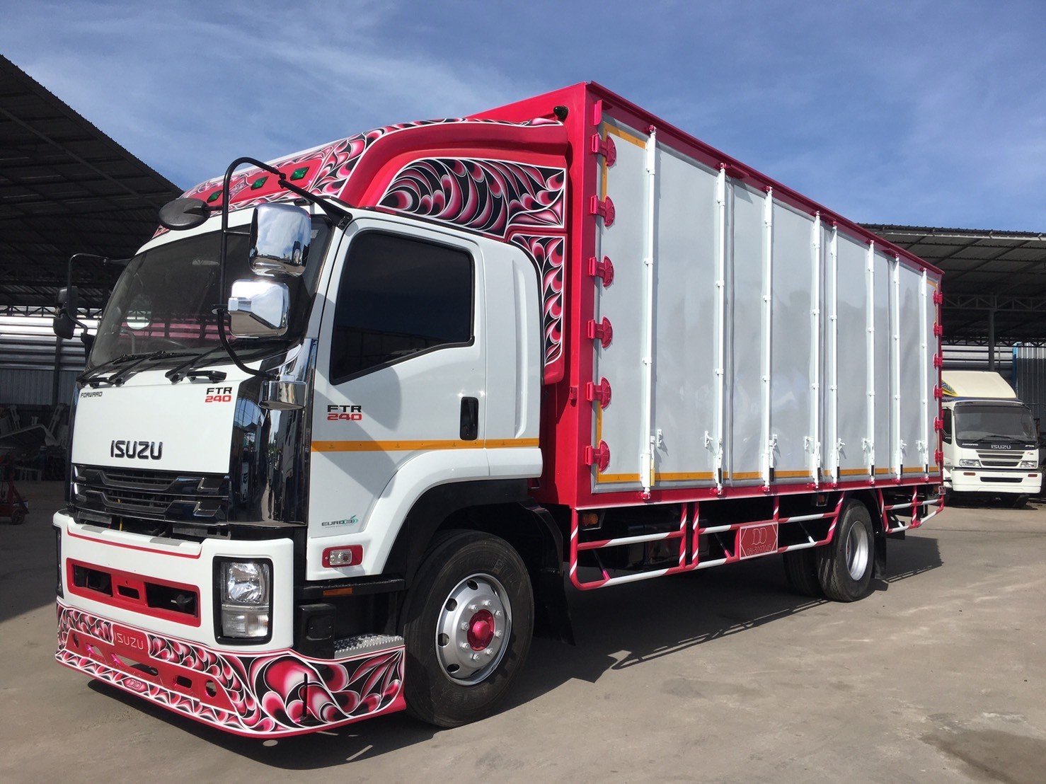 6ล้อตูัทึบ7.5m ISUZU FTR 240 ปี56 7.5m 1,050,000