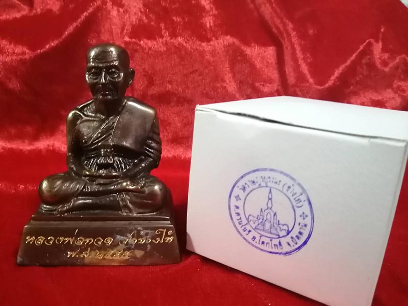 (3) พระบูชาหลวงพ่อทวด พิมพ์ลอยองค์หน้าตัก 2 นิ้ว เนื้อโลหะรมดำ วัดช้างให้ ปี 2555 (ขนาดติดหน้ารถ) พร้อมกล่องเดิม สภาพสวยเดิมๆ ไม่ผ่านการใช้