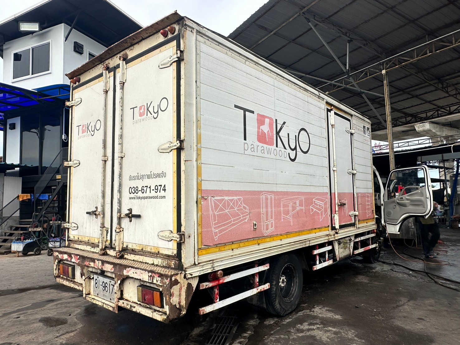 6ล้อตู้ทึบ4.9ม.4บานHINO DUTRO 121แรง ปี2547 โบอินเตร์ ยาว4.9ม สด 195,000 บ.9617