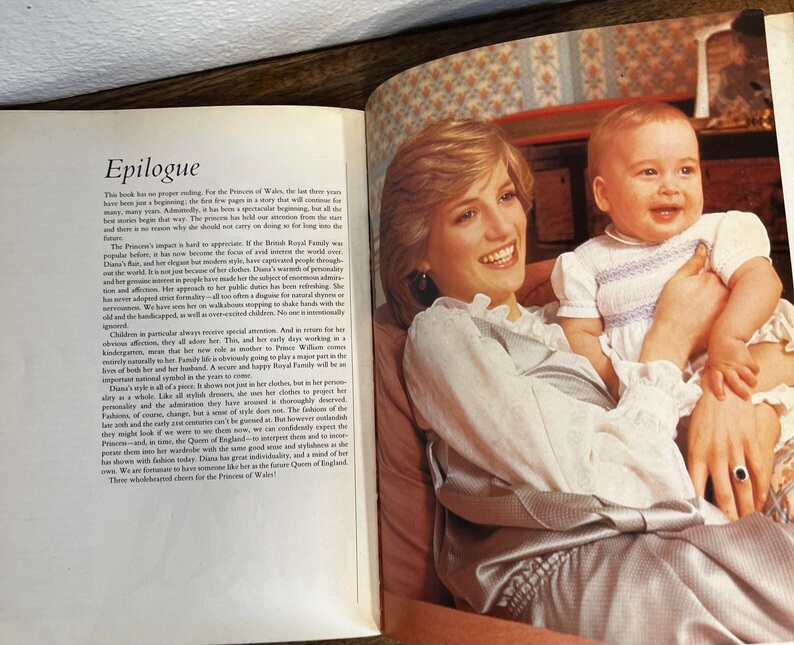 The Diana Look The Princess Diana Fashion Book by Sue James | Paperback