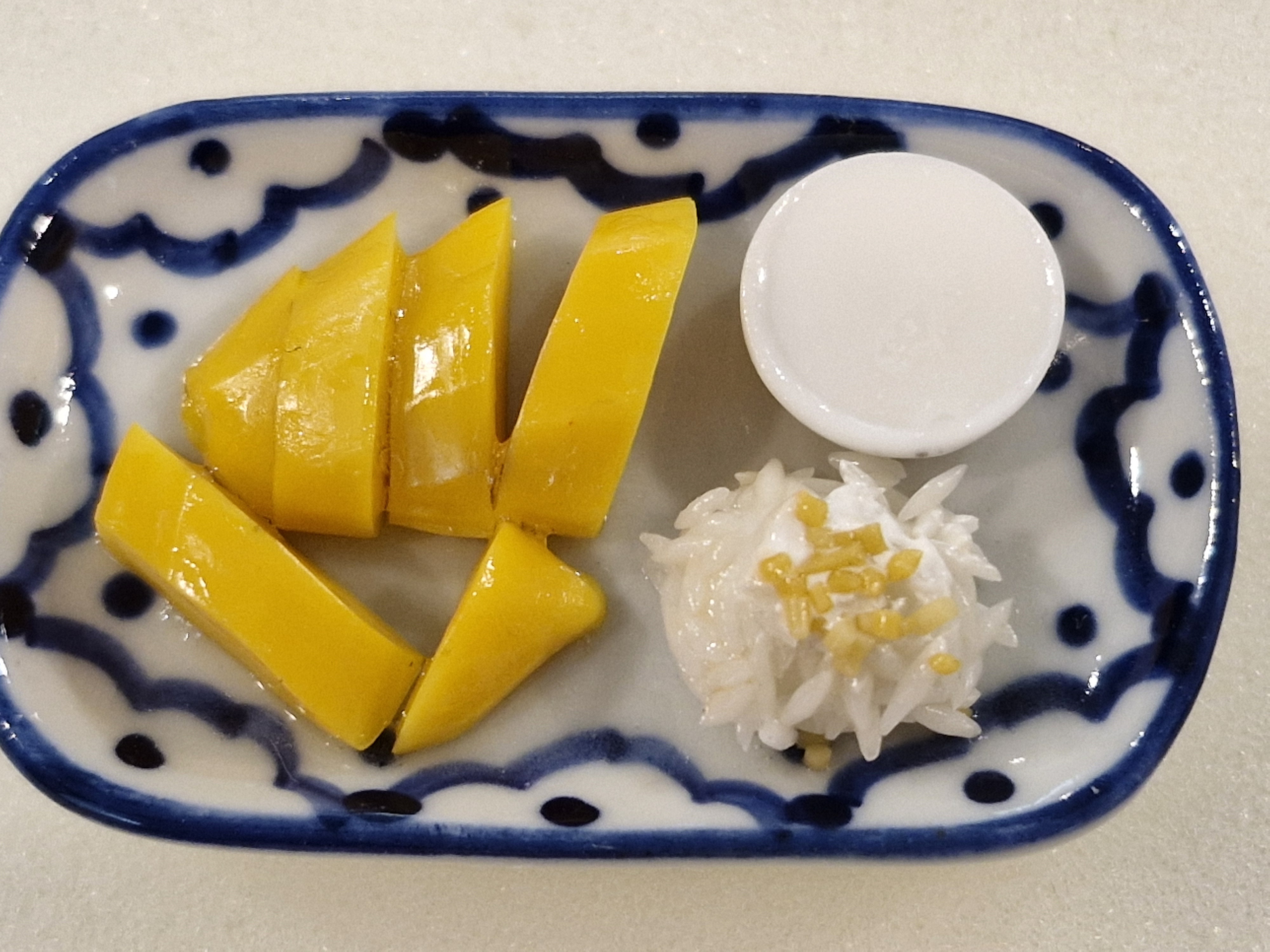 อาหารจานจิ๋วชุดข้าวเหนียวมะม่วงจิ๋วเหมาะสำหรับนำไปตกแต่ง ร้านขายอาหารจิ๋วจำลองงานสะสมdollhouse ตุ๊กตาจิ๋ว อาหาร ของเล่น โมเดล DIY ดินจำลอง มินิ