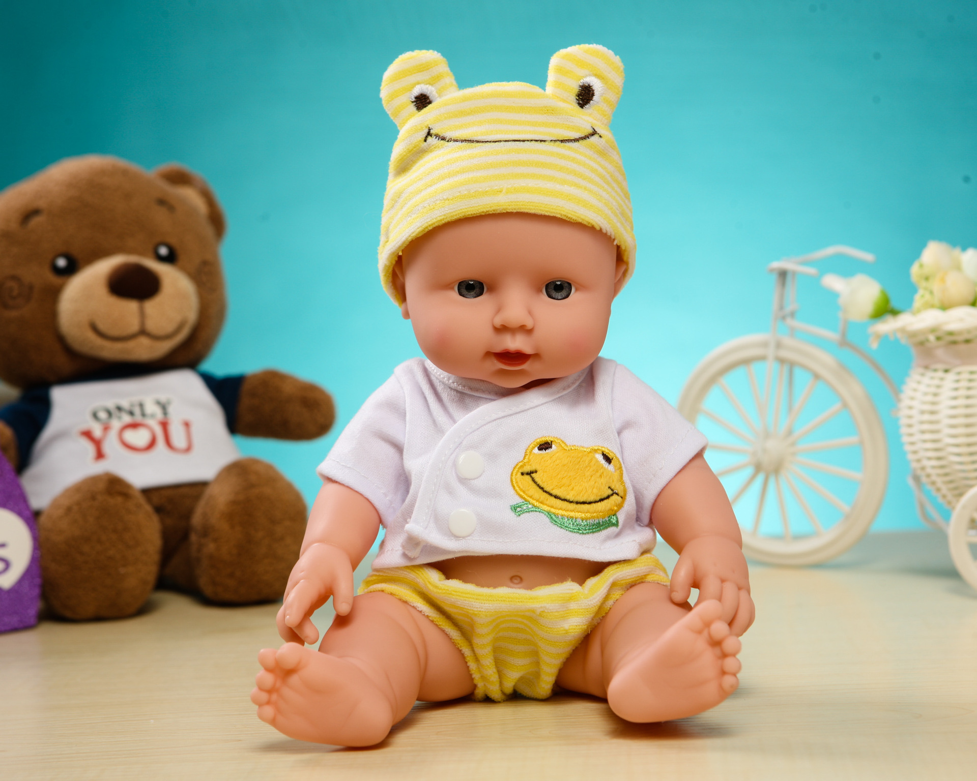 ตุ๊กตาซิลิโคนสวมชุดกบน้อยสีเหลืองสำหรับผู้ที่รักการสะสมและนำไปเล่นบทบาทสมมติ