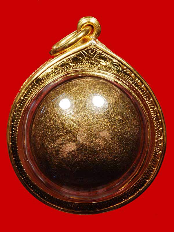 (13) ลูกอมผงพรายกุมาร เนื้อชมพู บรอนซ์น้ำมัน ขนาด1.5ซม. เลี่ยมทองงามๆพร้อมบูชา