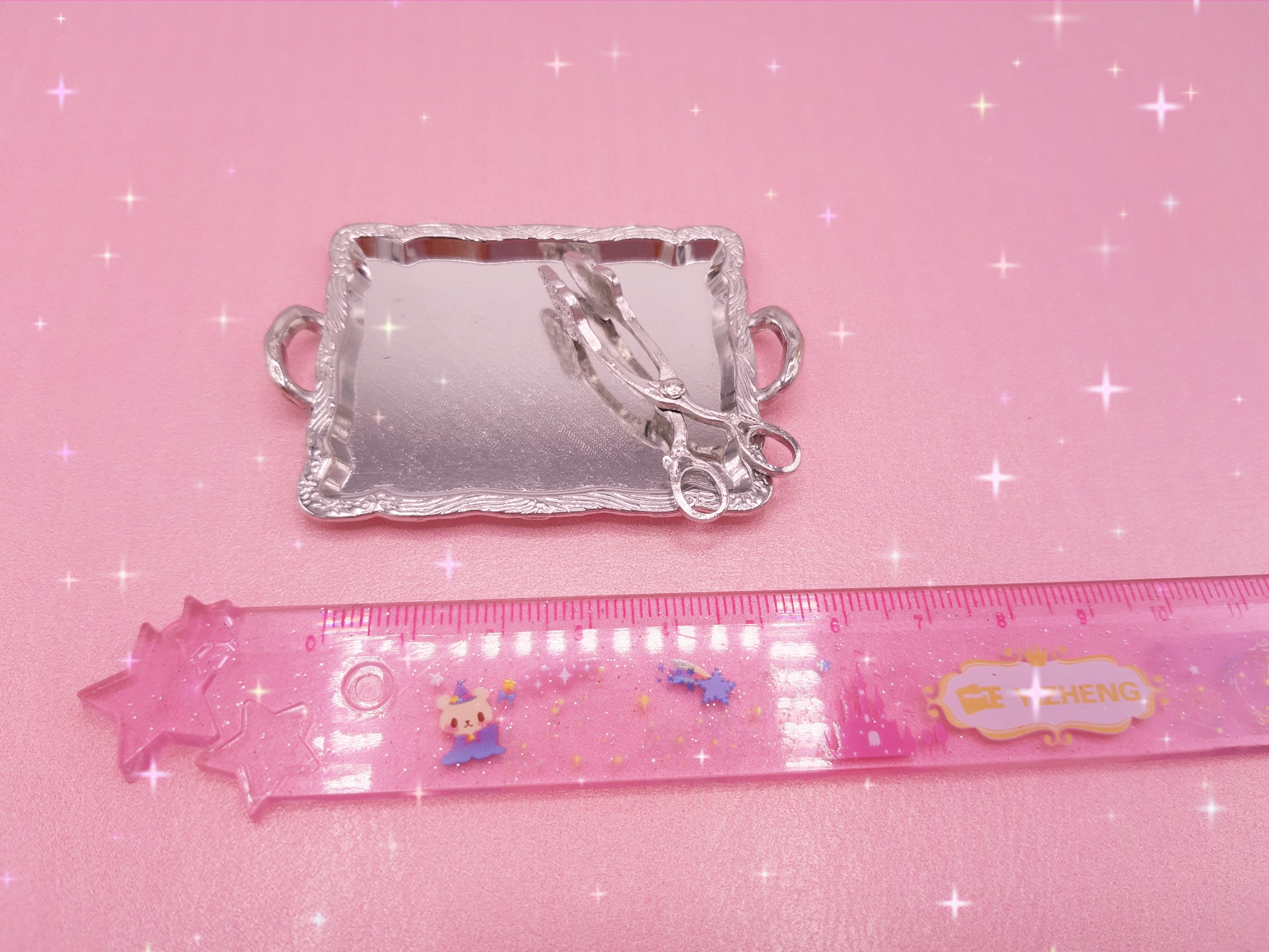 ถาดจิ๋วใส่เบเกอรี่จากดินปั้นจิ๋วมีให้ท่านเลือกถึง3สีงานโลหะ งานจำลองส่อาหารจิ๋วเบเกอรี่จิ๋วจากดินปั้นจิ๋ว ดินไทยจำลองมินิถาด