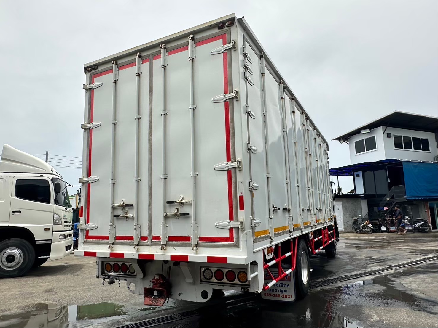 6ล้อตู้ทึบ7.65ม.8น๊อต ISUZU FTR 240 ปี2560 ย.7.6ก.2.35ส2.5ม.930,000บ.ปรับลง890,000บ.3921