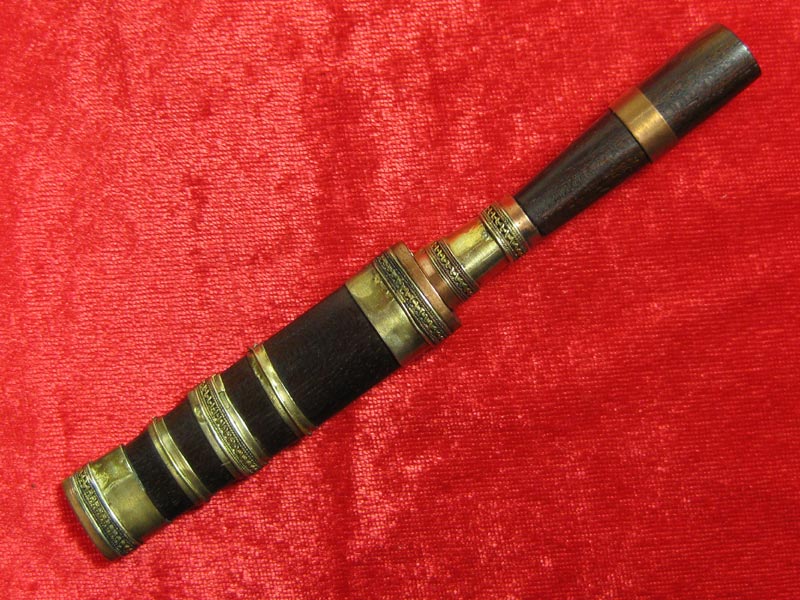 (19) มีดหมอหลวงพ่อคูณ วัดบ้านไร่ ปี 36 (ด้ามไม้ฝักไม้) ออกที่วัดประโดก อ.เมืองนครราชสีมา ปี 2536