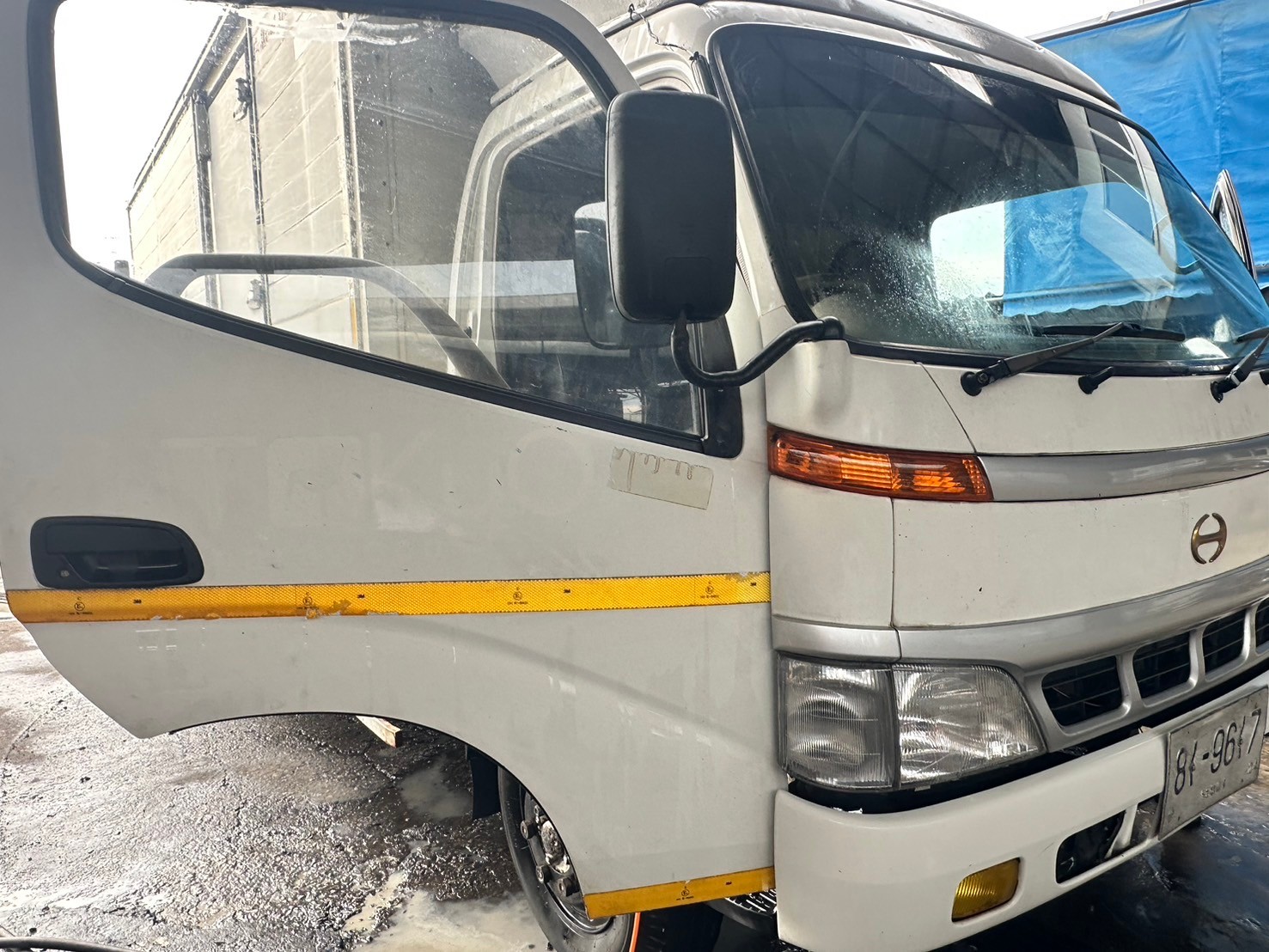 6ล้อตู้ทึบ4.9ม.4บานHINO DUTRO 121แรง ปี2547 โบอินเตร์ ยาว4.9ม สด 195,000 บ.9617