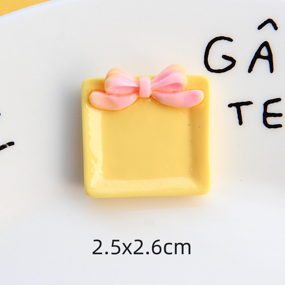 จานจิ๋วผูกโบว์ชมพูเข้มงานเรซิ่นสำหรับงานสะสมของจิ๋ว นำไปตกแต่งอาหารจากดินปั้นจิ๋วเพื่อนักสะสมของจิ๋วโดยเฉพาะ