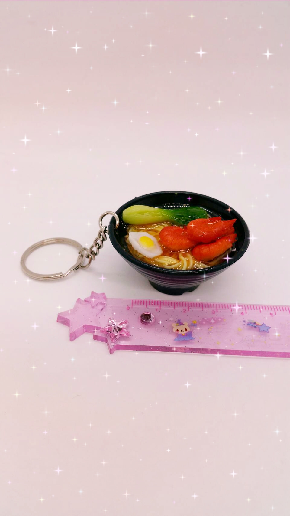 พวงกุญแจถ้วยราเมนจิ๋วเสริฟในชามจิ๋วสีดำพร้อมกุ้งจิ๋วและผักจิ๋วสำหรับสะสม