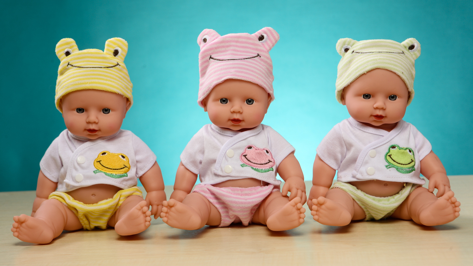 ตุ๊กตาซิลิโคนสวมชุดกบน้อยสีเหลืองสำหรับผู้ที่รักการสะสมและนำไปเล่นบทบาทสมมติ