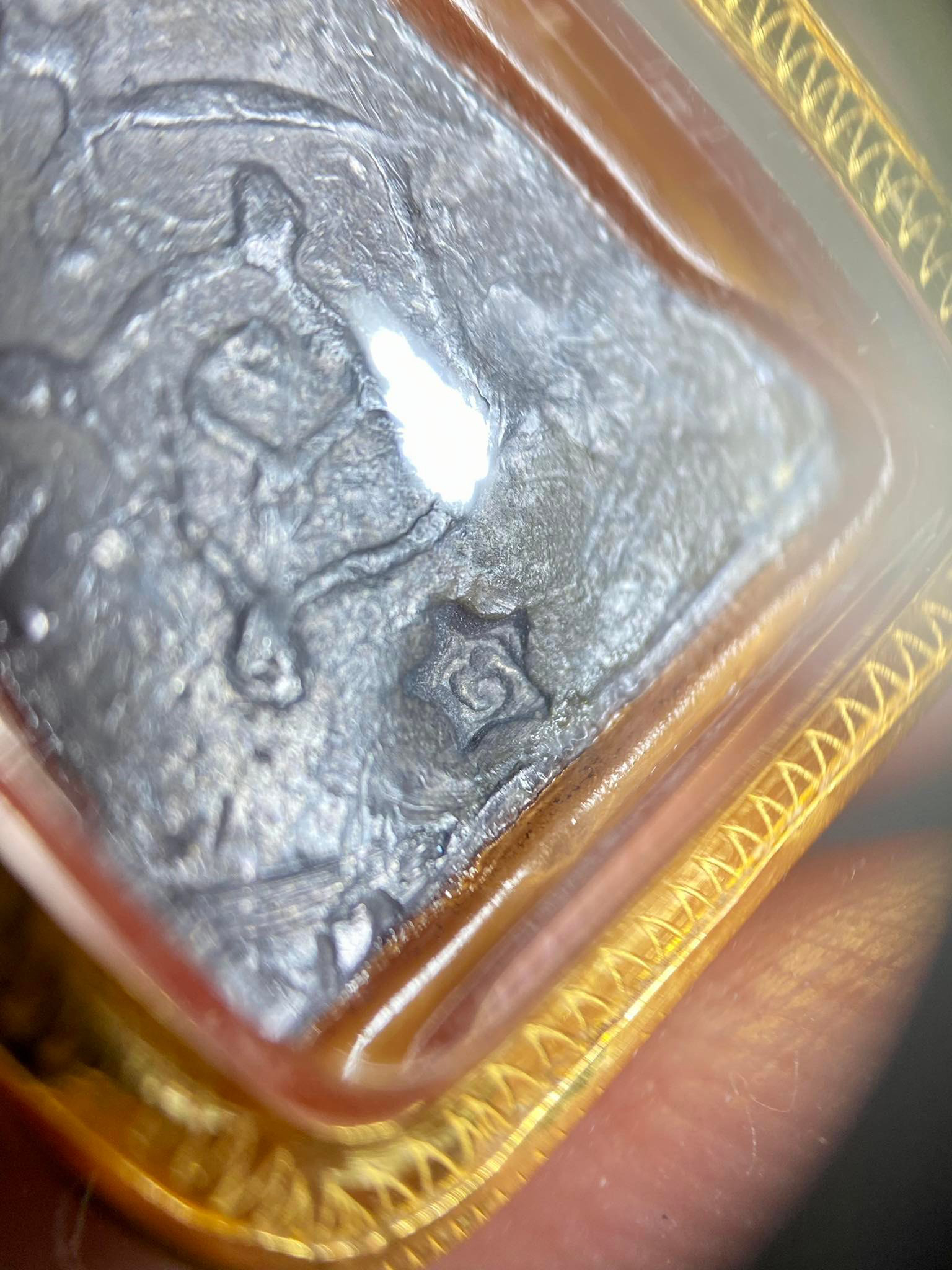 (02) พระปิดตาหลวงปู่โต๊ะ (ข้าวตอกแตก) พิมพ์หลังยันต์นะ เนื้อตะกั่ว ปี 2519 เลี่ยมทองพร้อมใช้ สำเนา