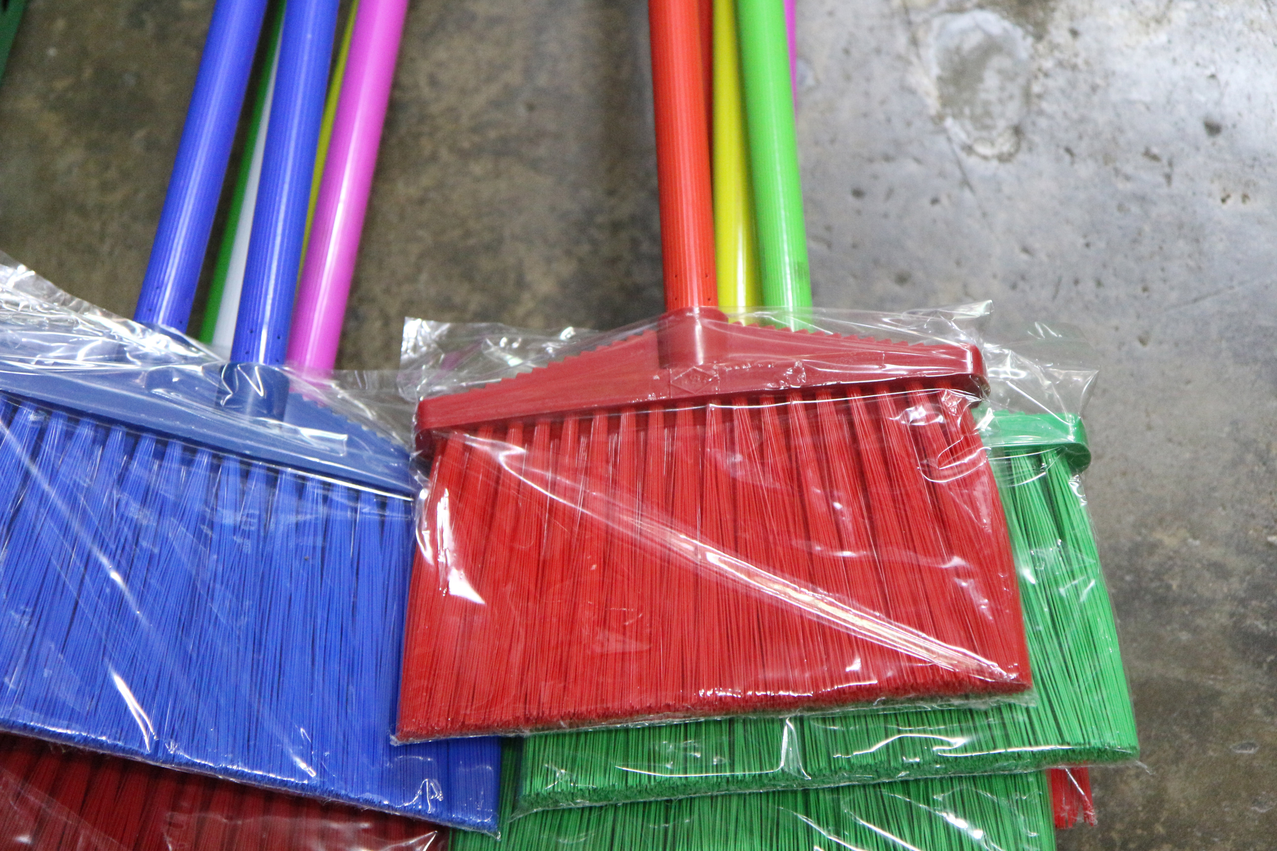 แปรงขนยาว(กวาดน้ำ)/ด้ามยาวหัวเกลียว/ขนตีปลาย/No.113