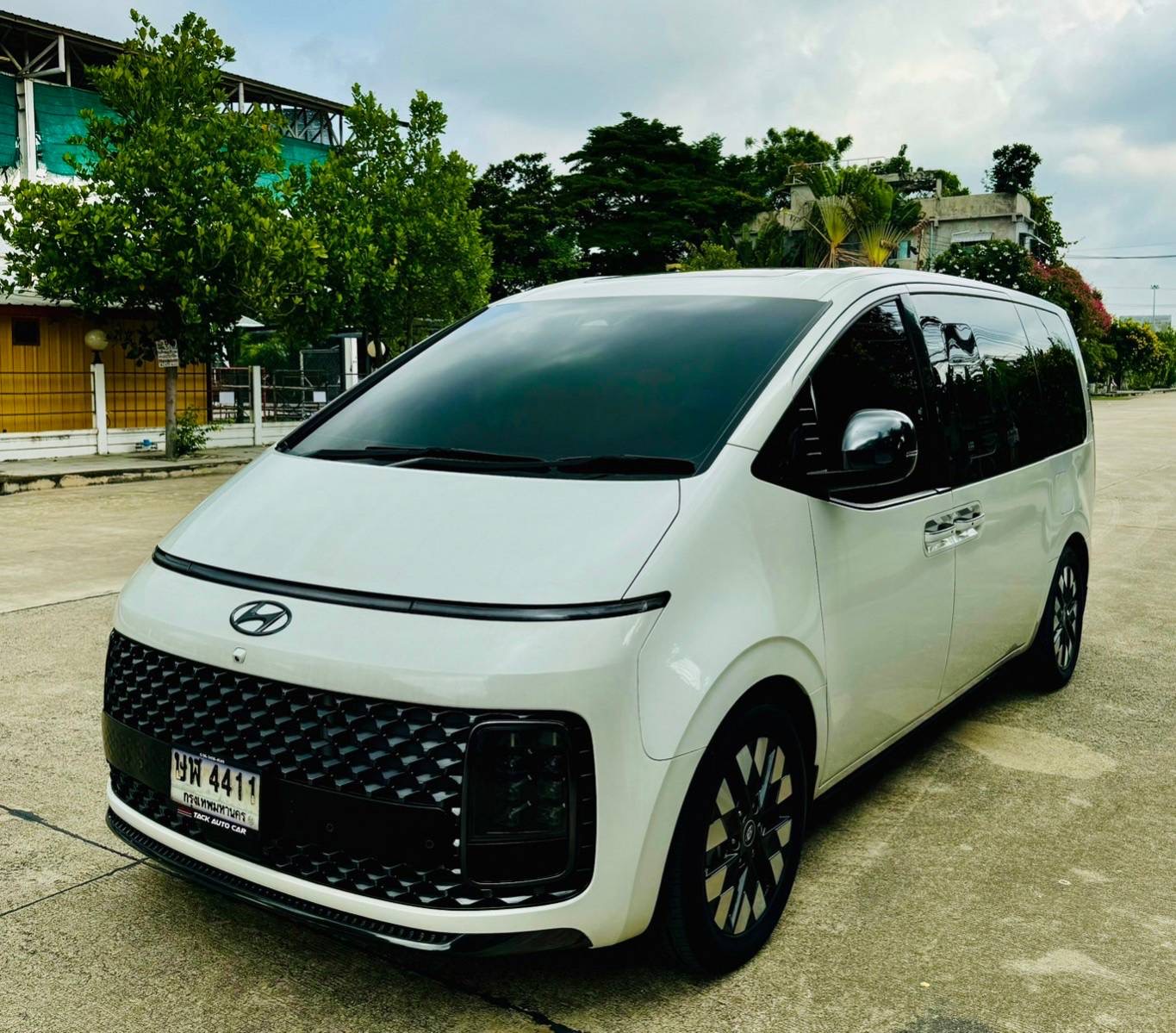 Hyundai STARIA 2.2 PREMIUM SUNROOF TOP สีขาว ปี2023 ไมล์ 10,000กม.