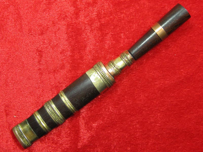 (14) มีดหมอหลวงพ่อคูณ วัดบ้านไร่ ปี 36 (ด้ามไม้ฝักไม้) ออกที่วัดประโดก อ.เมืองนครราชสีมา ปี 2536