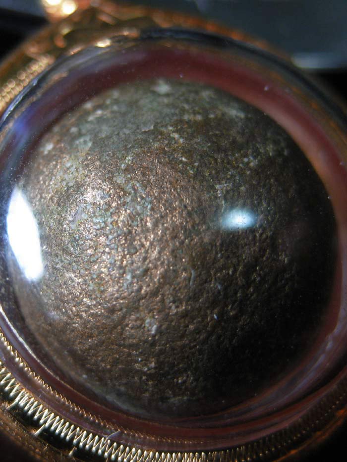 (7) ลูกอมผงพรายกุมาร เนื้อขาวชุบบรอนซ์น้ำมัน ขนาด 1.6 ซม. สภาพบรอนซ์ทอง 70% พร้อมเลี่ยมทอง