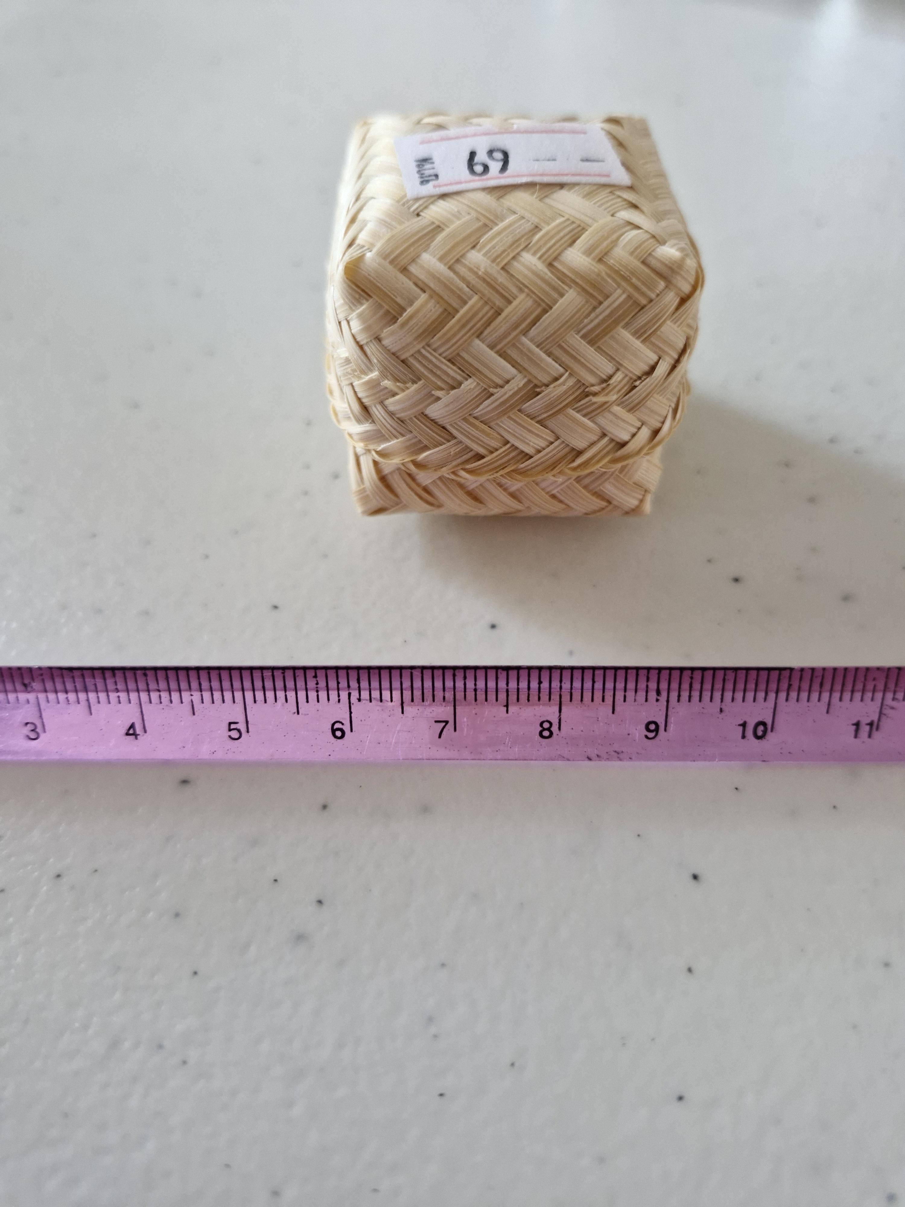 กระติบข้าวเหนียวจิ๋วงานจักสานของจิ๋วสำหรับตกแต่งร้านส้มตำจิ๋วและหมูปิ้งจิ๋ว