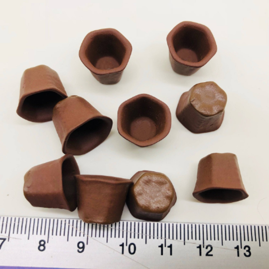 10 pieces กระถางดินเผาจิ๋ว 6 เหลี่ยม (สีช็อคโกแลต) size 1.2 x 1.4 cm