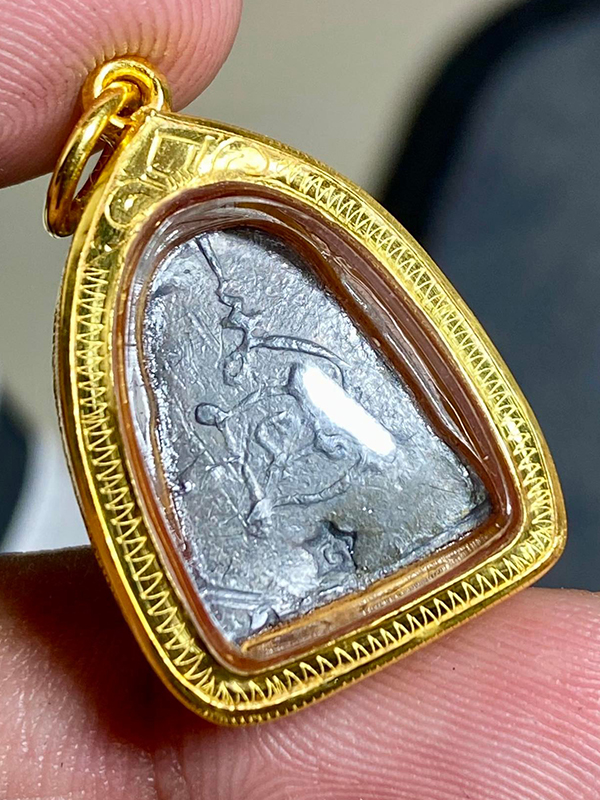 (02) พระปิดตาหลวงปู่โต๊ะ (ข้าวตอกแตก) พิมพ์หลังยันต์นะ เนื้อตะกั่ว ปี 2519 เลี่ยมทองพร้อมใช้ สำเนา