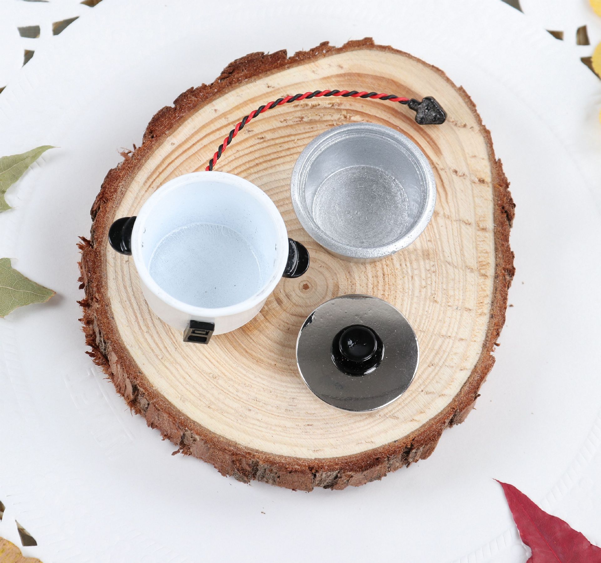 หม้อหุงข้าวจิ๋วสีขาวรุ่นมีทัพพีจิ๋วแขวนข้างพร้อมฝาปิดจิ๋วเปิดด้วยมือสายปลั๊กไฟสีดำจิ๋วสำหรับตกแต่งห้องครัวจิ๋ว,ร้านอาหารจิ๋วจำลอง
