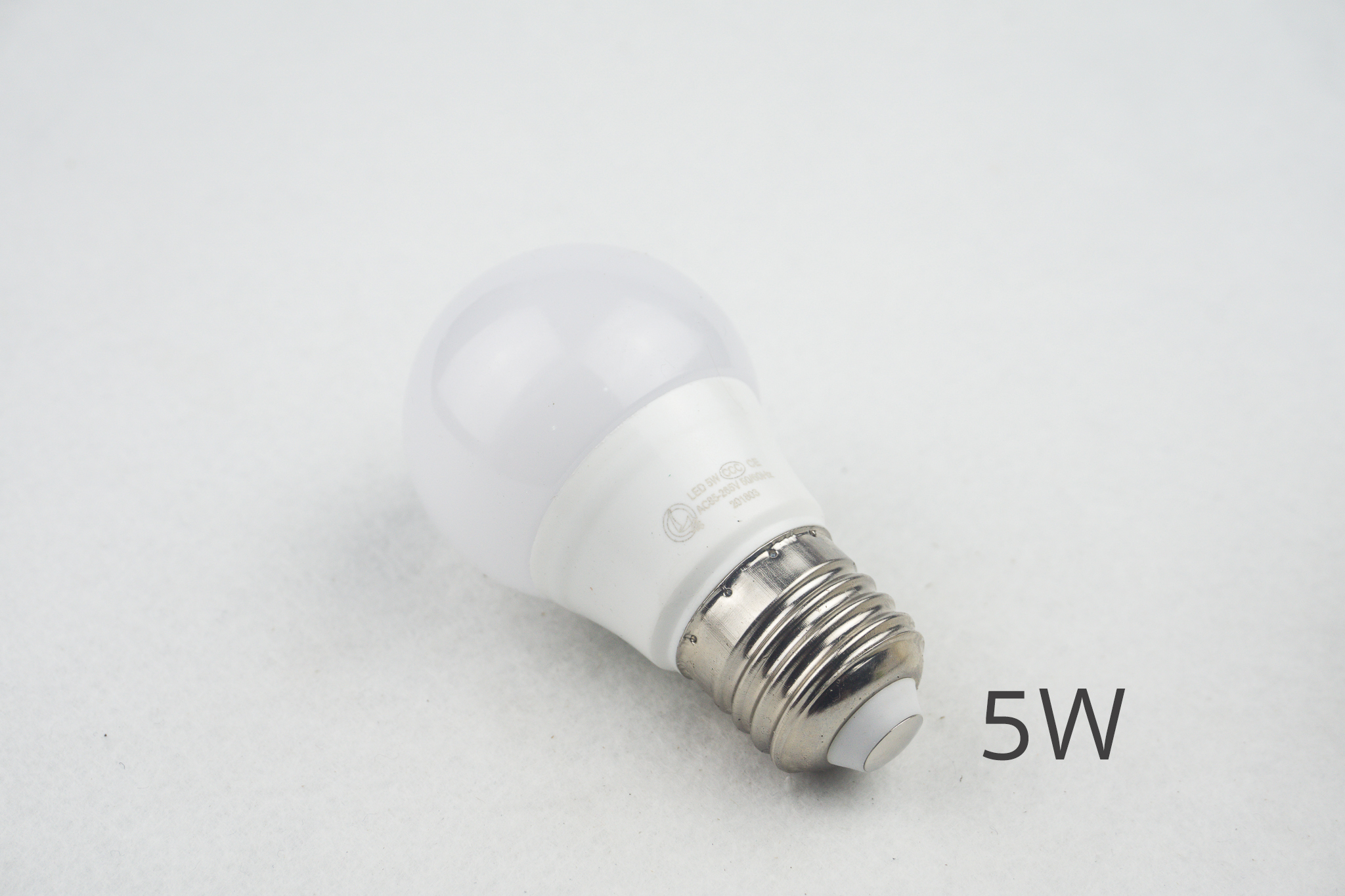 หลอดไฟ LED ทรงกลม แสงสีขาว ขั้วเกลียวมาตรฐาน E27 ขายปลีกส่ง ราคาถูก