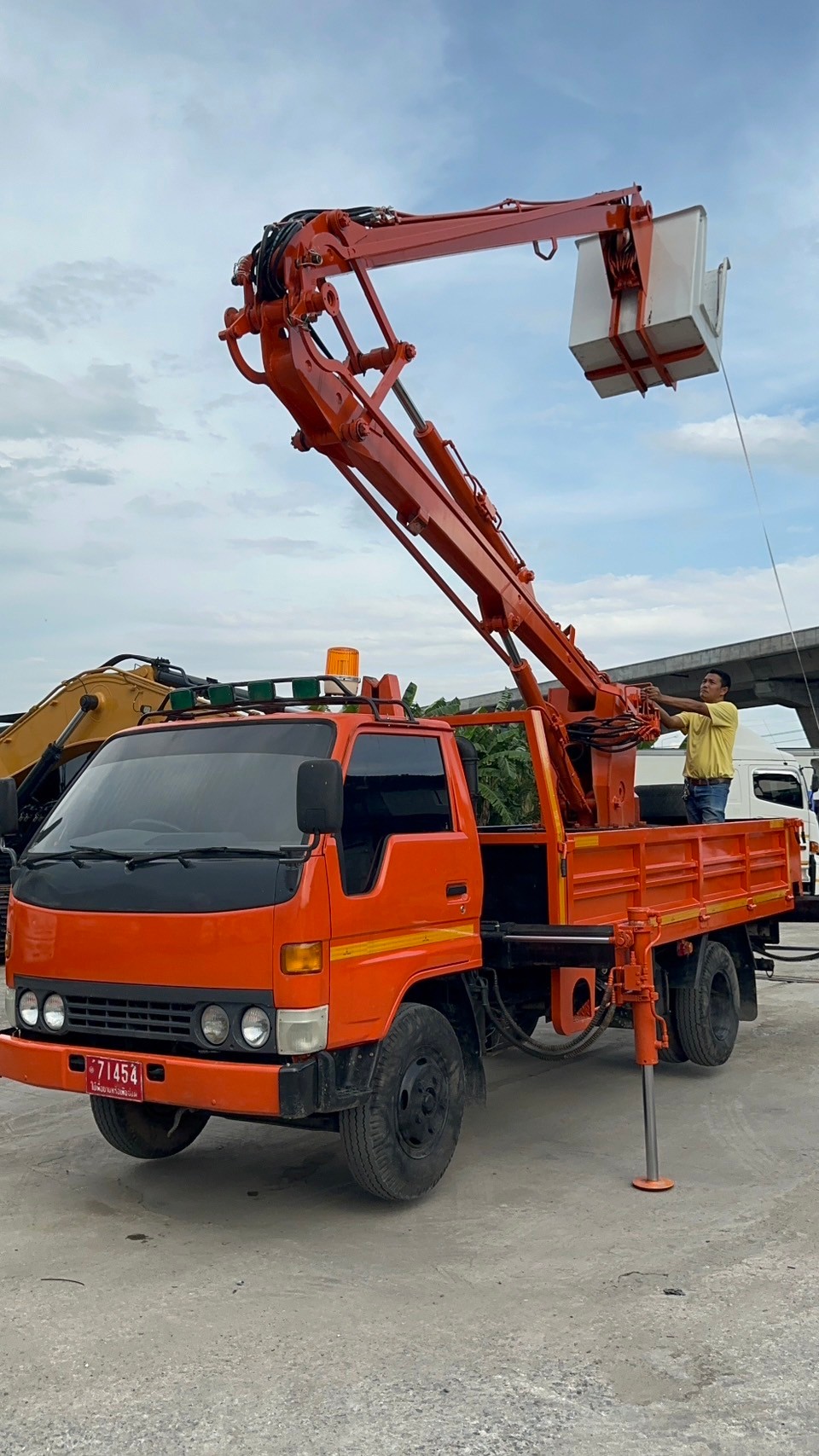 รถกระเช้าTOYOTAยาว 11 เมตร ปี39