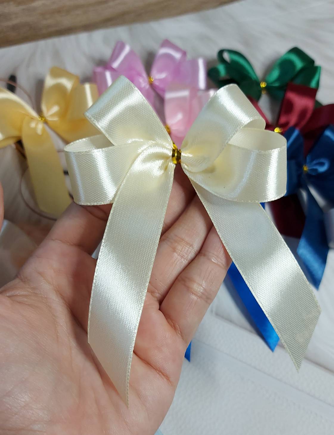 โบว์สำเร็จรูปผ้าโบว์ติดของขวัญ โบว์ติดของขวัญ โบว์ติดของรับไหว้ งานแฮนด์เมด ริบบิ้นซาติน 2 cm.