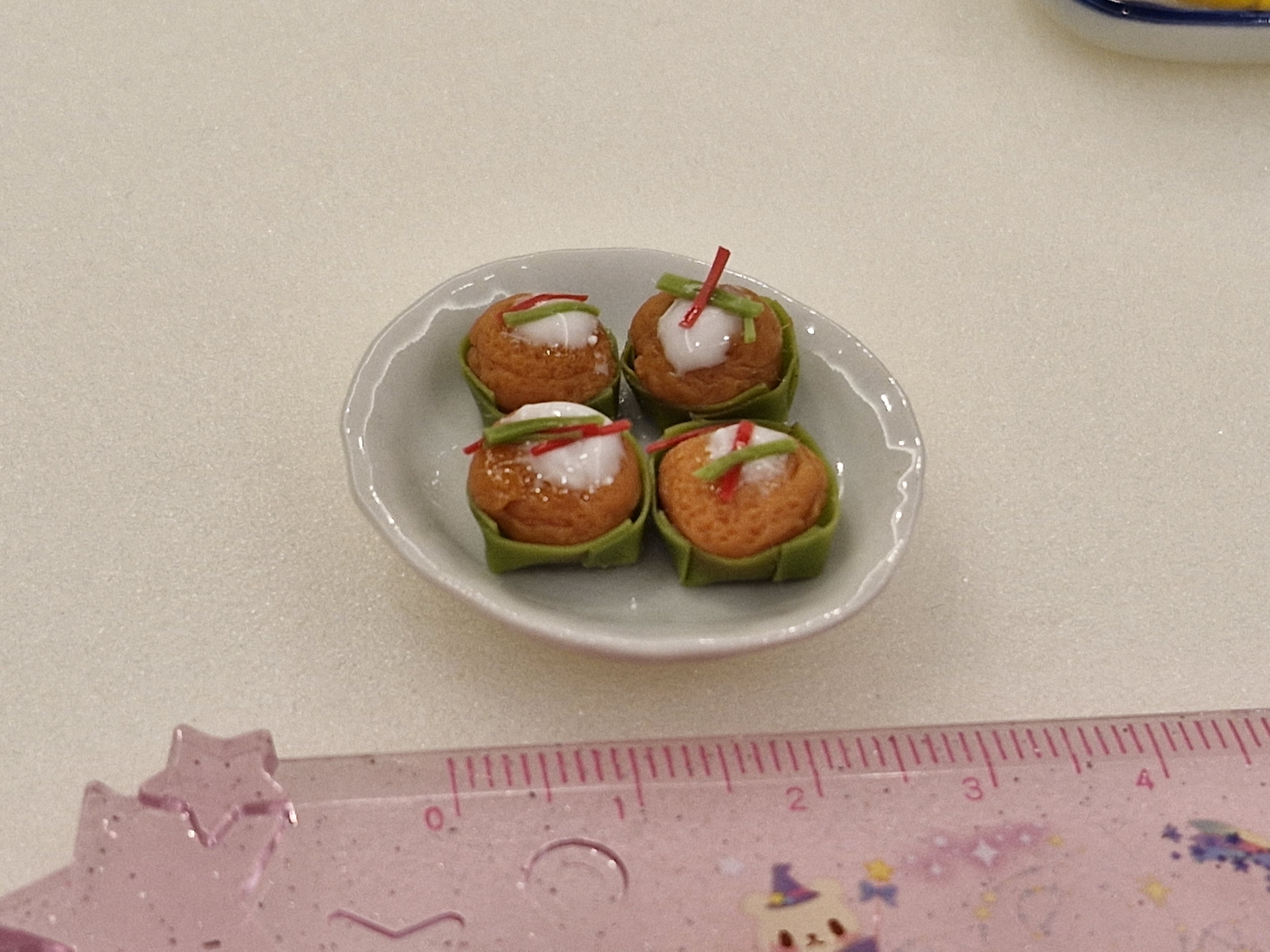 ห่อหมกจิ๋วจำลองบนจานจิ๋ว สำหรับตกแต่ง ร้านขายอาหารจิ๋วจำลองงานสะสมdollhouse ตุ๊กตาจิ๋ว อาหาร ของเล่น โมเดล DIY ดินจำลอง มินิ กล่อง ตู้สูง