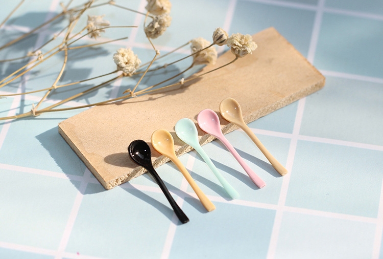 ช้อนกาแฟจิ๋วสีเหลืองจำลองของจิ๋วเสมือนจริงเหมาะสำหรับนักปั้นอาหารจิ๋วและนักสะสมของจิ๋วโดยเฉพาะ