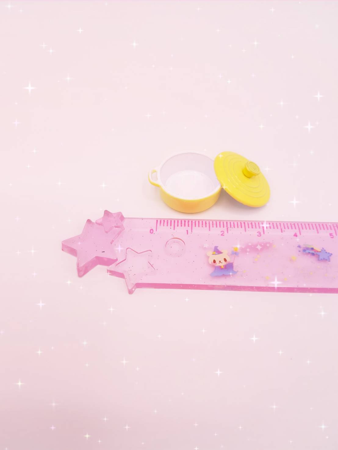 หม้อจิ๋วสีน้ำตาลพร้อมฝาสีสันสวยงามเหมาะสำหรับจัดตกแต่งร้านอาหารจิ๋วจำลอง