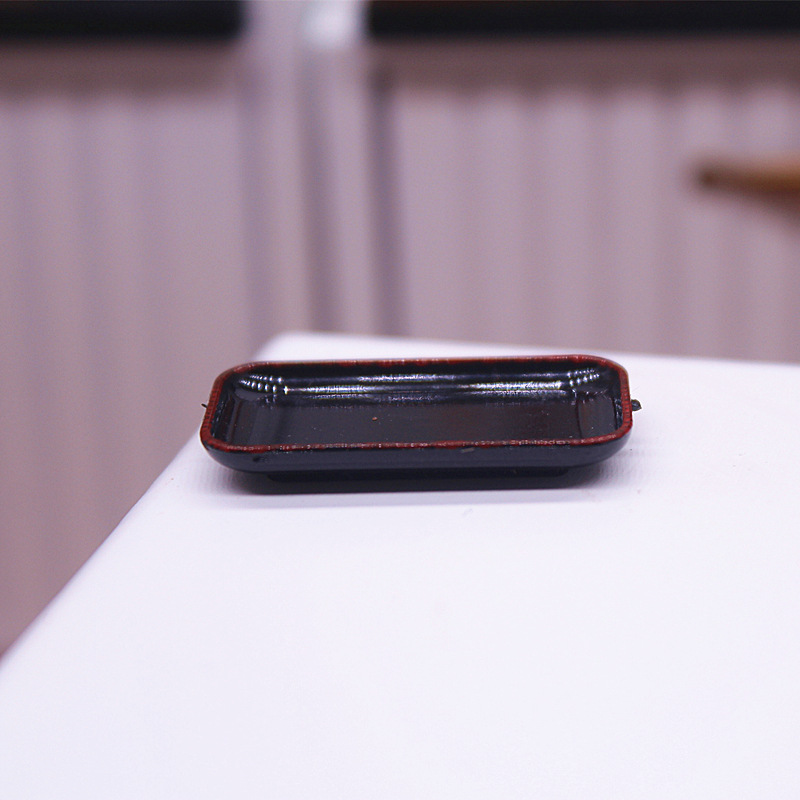 ถาดจิ๋วสี่เหลี่ยมโค้งมนสีดำขอบแดงงานประดับญี่ปุ่นสำหรับใส่อาหารญี่ปุ่นจานจิ๋วจากดินปั้นจิ๋ว